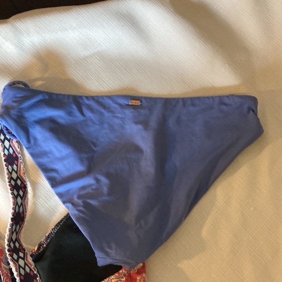Roxy 2 piece swimsuit bikini - Picture 5 of 7